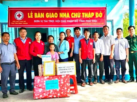 Bàn giao nhà Chữ thập đỏ cho ngư dân nghèo