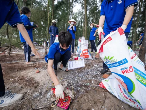 Chung tay làm sạch bờ biển