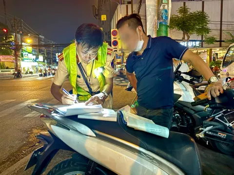 TP Hồ Chí Minh: Lập chốt kiểm tra nồng độ cồn tại ngã tư Hồng Lạc - Đồng Đen, vẫn nhiều người vi phạm
