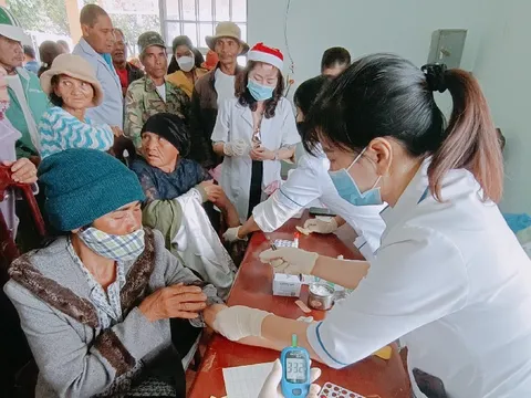 500 lượt người có hoàn cảnh khó khăn được khám bệnh và phát thuốc miễn phí