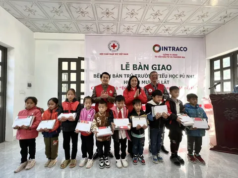 Bàn giao bếp ăn bán trú tại Trường tiểu học xã vùng cao Pù Nhi