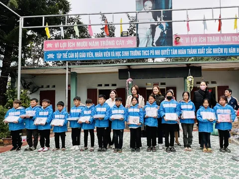 CLB thiện nguyện thành phố Thanh Hoá "chia khó" cùng học sinh vùng cao Pù Nhi