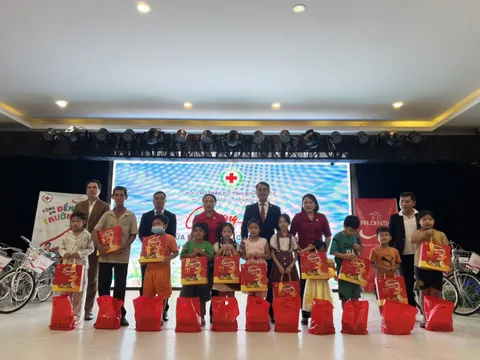 Chương trình "Cùng em đến trường" tặng 10 xe đạp và quà cho 80 học sinh Bình Phước