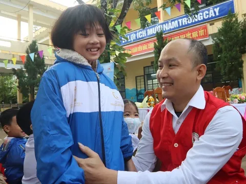 "Đông ấm cho em" - mang niềm vui tới cho học sinh xã miền núi