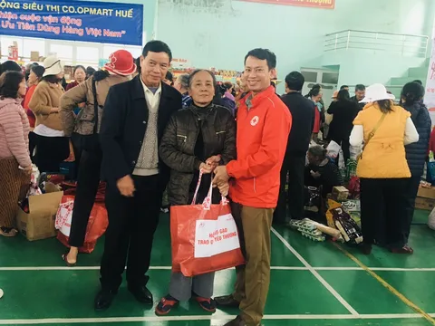 Phiên chợ Nhân đạo “ Hỗ trợ gạo - trao gửi yêu thương”