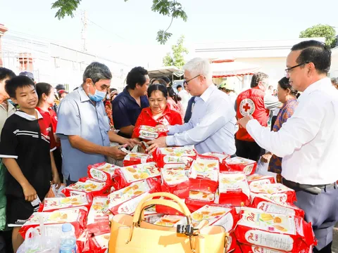 Mang "Tết Nhân ái" tới với bà con khó khăn qua phiên chợ 0 đồng