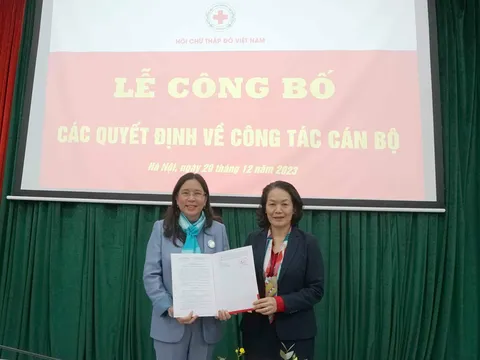 Trao quyết định nghỉ hưu với bà Huỳnh Thị Xuân Lam - Phó Chủ tịch Hội Chữ thập đỏ Việt Nam
