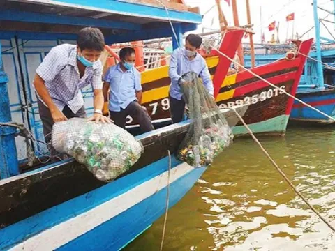 Hiệu quả từ mô hình ngư dân đưa rác thải về bờ, bảo vệ môi trường biển