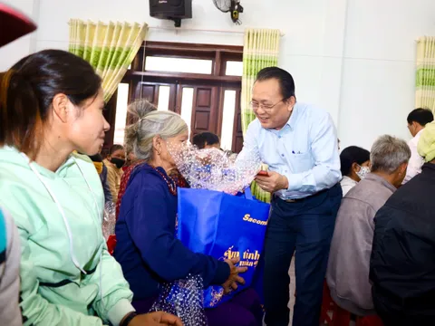 Đẩy mạnh các hoạt động trao tặng quà tết cho người nghèo