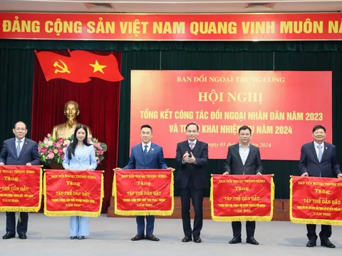 Hội Chữ thập đỏ Việt Nam nhận Cờ thi đua dẫn đầu trong công tác đối ngoại nhân dân năm 2023