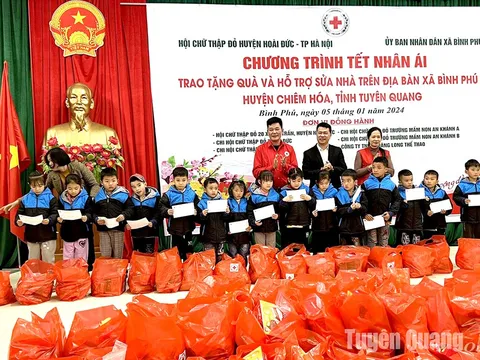 400 chiếc áo khoác được gửi tặng quà cho các em học sinh có hoàn cảnh khó khăn