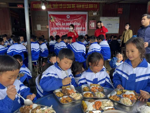 Hội Chữ thập đỏ Nghệ An trao quà “Tết Nhân ái”, hỗ trợ bà con và học sinh xã Mường Lống