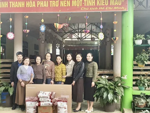 Văn phòng đại diện Tạp chí Nhân đạo khu vực Bắc Miền Trung tặng quà tết cho người nghèo tại huyện Thạch Thành - Thanh Hóa