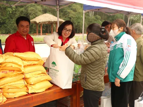 Phú Thọ: Chợ Tết Nhân ái mang 200 phần quà đến người khó khăn