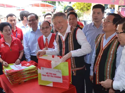 Chánh án TANDTC Nguyễn Hòa Bình tặng quà “Tết Nhân ái” đồng bào thiểu số tại Bình Định