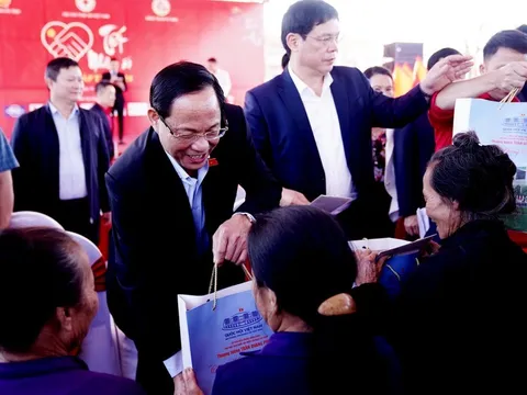 Phó Chủ tịch Quốc hội Trần Quang Phương trao quà “Tết Nhân ái” tại Hà Tĩnh