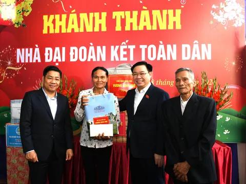 Chủ tịch Quốc Hội Vương Đình Huệ trao nhà Đại đoàn kết và tặng quà cho công nhân tại tỉnh Bắc Giang