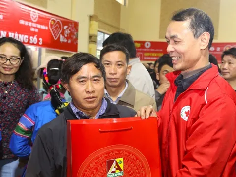 Ấm áp “Chợ Tết nhân ái 0 đồng” tại xã Lùng Phình