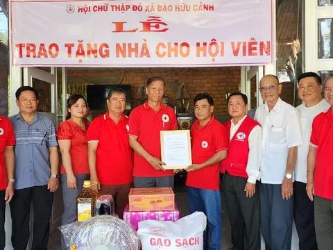 Trao nhà tình thương cho Hội viên Chữ thập đỏ