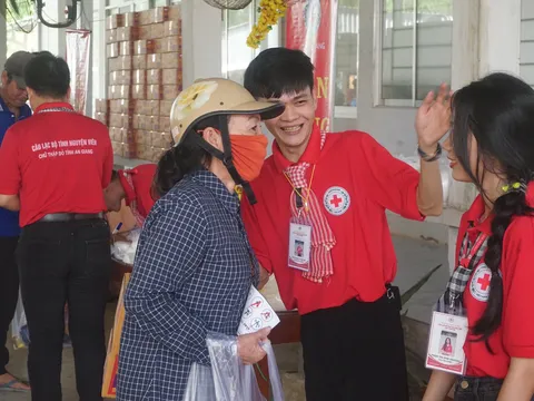 An Giang: Phát động Tết Nhân ái, trao tặng 140 phần quà cho người dân nghèo, người yếu thế tại An Phú