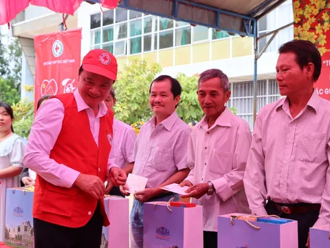 Phó Chủ tịch Quốc hội Nguyễn Khắc Định tham gia chợ "Tết Nhân ái" ở Ninh Thuận