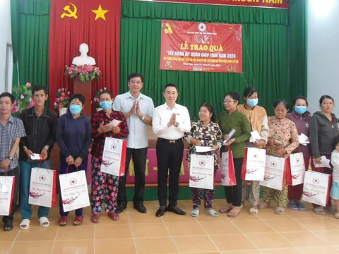 Trao quà "Tết Nhân ái" cho hộ có hoàn cảnh khó khăn tại Đồng Tháp