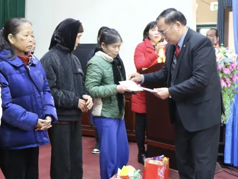 Phú Thọ: Trao 500 suất quà tết cho hộ nghèo, gia đình có hoàn cảnh khó khăn