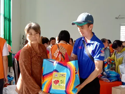 Ấm áp chương trình "Chợ Tết Nhân ái" cho người có hoàn cảnh khó khăn