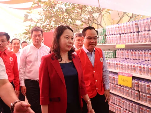 Phó Chủ tịch nước Võ Thị Ánh Xuân thăm và tặng quà Tết Nhân ái tại Long An