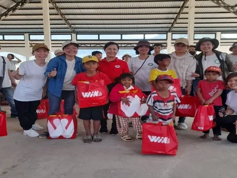 Niềm vui của trẻ thơ khi nhận quà "Tết Nhân ái"