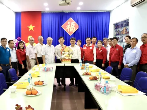 Đại sứ nhân ái mang Tết đến mọi nhà