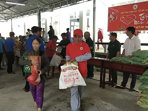 Đồng Tháp: Những món quà "Tết Nhân ái" đầy ý nghĩa được gửi tặng bà con huyện Tam Nông