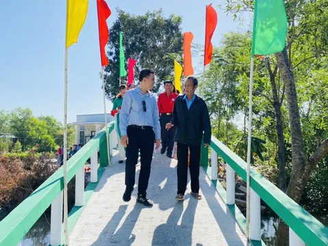 Niềm vui trong ngày khánh thành cầu giao thông nông thôn