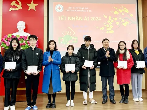 Tặng quà Tết cho sinh viên khó khăn