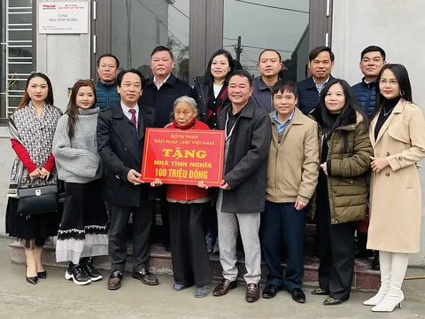 Trao tặng nhà tình nghĩa và hàng trăm phần quà cho người nghèo trong dịp Tết Nguyên đán