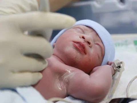 Em bé đầu tiên được sửa tim khi còn trong bụng mẹ chào đời mạnh khoẻ