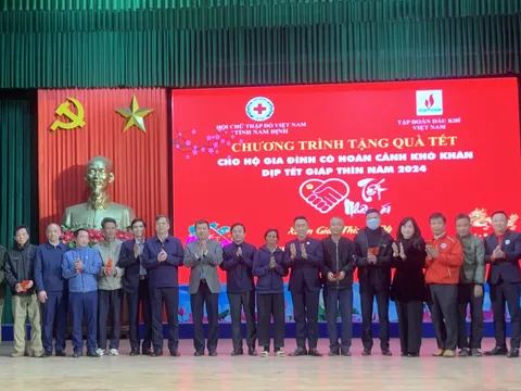 Chủ nhiệm Ủy ban Đối ngoại Vũ Hải Hà trao quà Tết Nhân ái cho người có hoàn cảnh khó khăn tại Nam Định