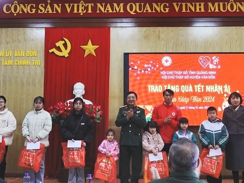Quảng Ninh: Hội Chữ thập đỏ huyện Vân Đồn trao quà “Tết Nhân ái” Xuân Giáp Thìn 2024