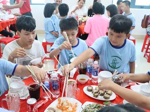 “Bữa cơm đoàn viên” của trẻ em mồ côi, người già neo đơn