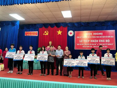 Trao tặng 23 suất học bổng cho các em học sinh mồ côi