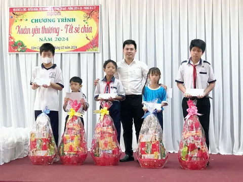 Cà Mau: Tặng quà tết cho các gia đình có hoàn cảnh khó khăn