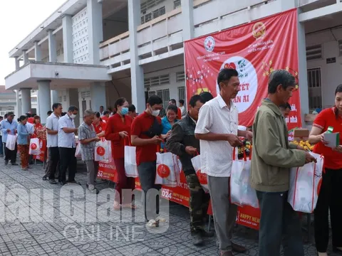 Hậu Giang: 300 hộ dân hoàn cảnh khó khăn sắm tết miễn phí ở chợ Tết Nhân ái