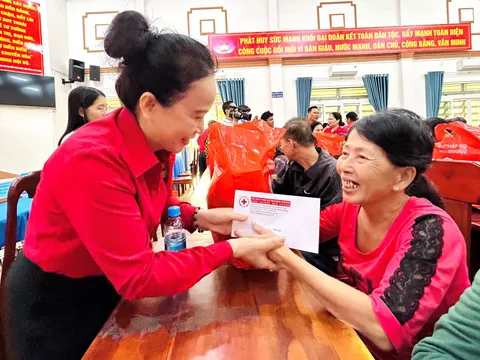 Lãnh đạo tỉnh Bình Dương thăm, tặng quà tết gia đình chính sách, gia đình khó khăn ở TX.Bến Cát