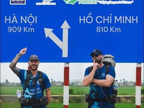 Hai thầy giáo nước ngoài đi bộ 2.000km gây quỹ vì trẻ em Việt Nam có hoàn cảnh khó khăn
