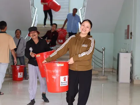 Trao tặng gói hàng hỗ trợ cho trẻ em và gia đình bị ảnh hưởng bởi mưa lũ năm 2023