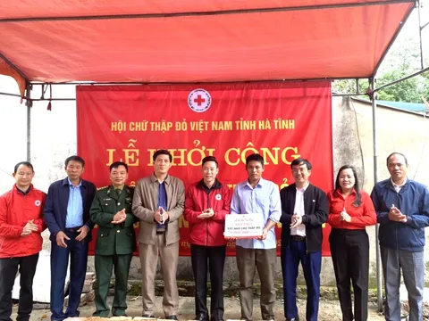 Niềm vui của những ngư dân nghèo được hỗ trợ nhà ở Chữ thập đỏ