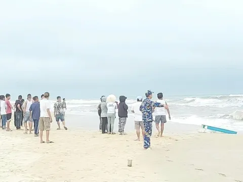 Kịp thời cứu hộ 4 ngư dân Thừa Thiên Huế gặp nạn trên biển