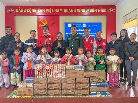 Tặng sữa dinh dưỡng cho học sinh xã vùng cao