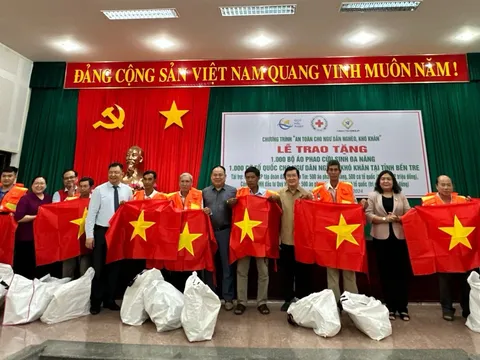 Bến Tre: Khởi công cầu giao thông nông thôn và trao tặng 1.000  áo phao cứu sinh cho ngư dân khó khăn