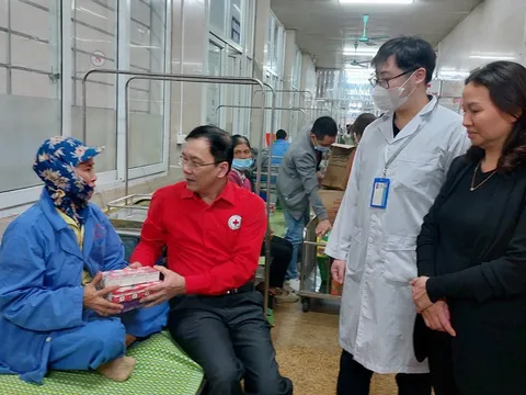 Xúc động những món quà nghĩa tình Ngày Quốc tế Phụ nữ 8/3